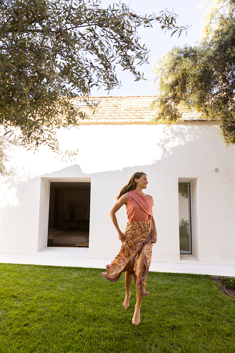 Blusa de lino rosa empolvado y hombro descubierto