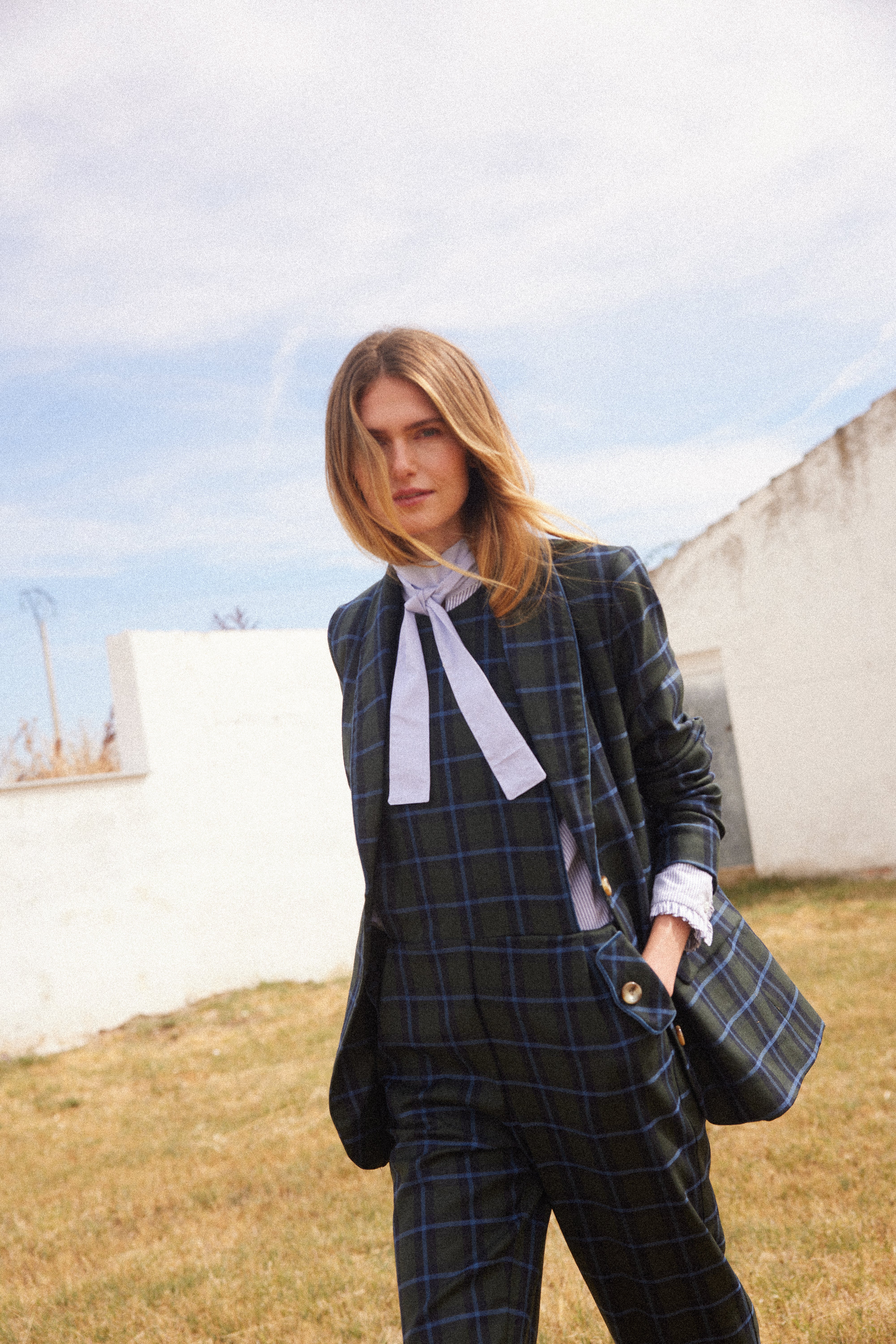 Chaqueta-azul-marino-mujer-elegante-y-estructurada 2