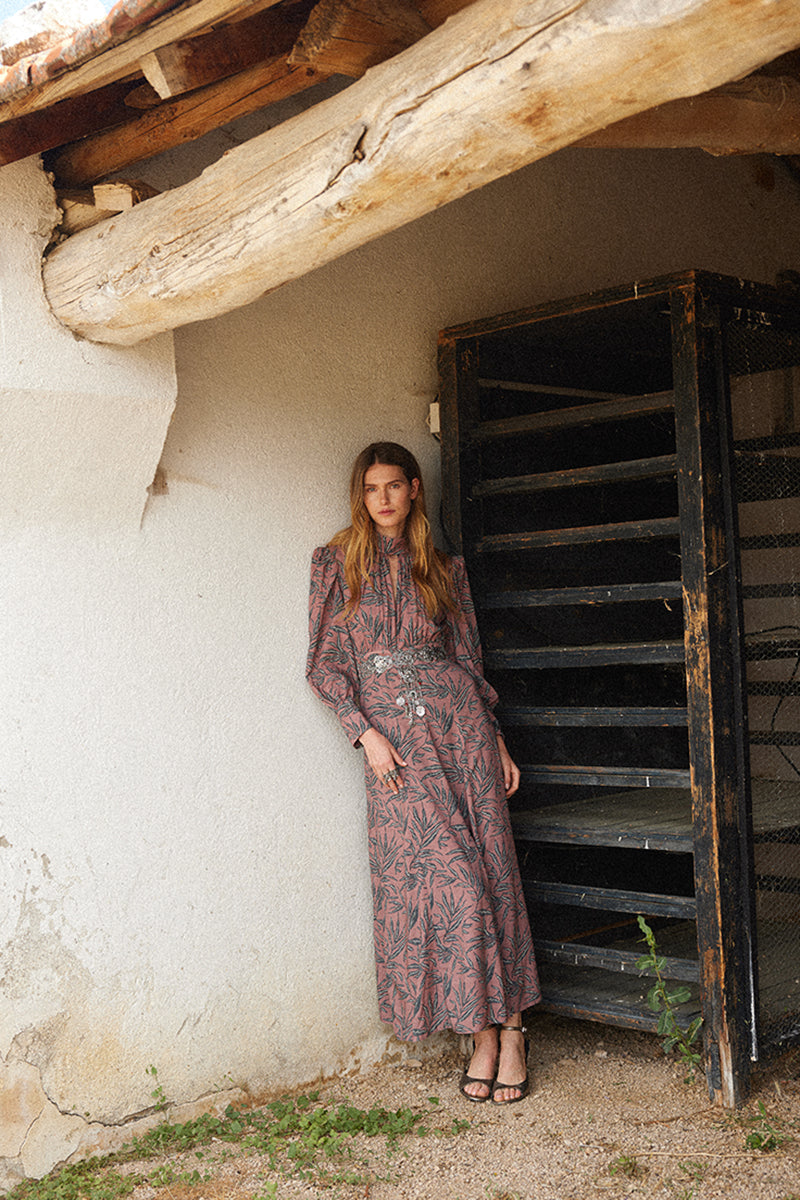 Vestido midi rosa con estampado de hojas