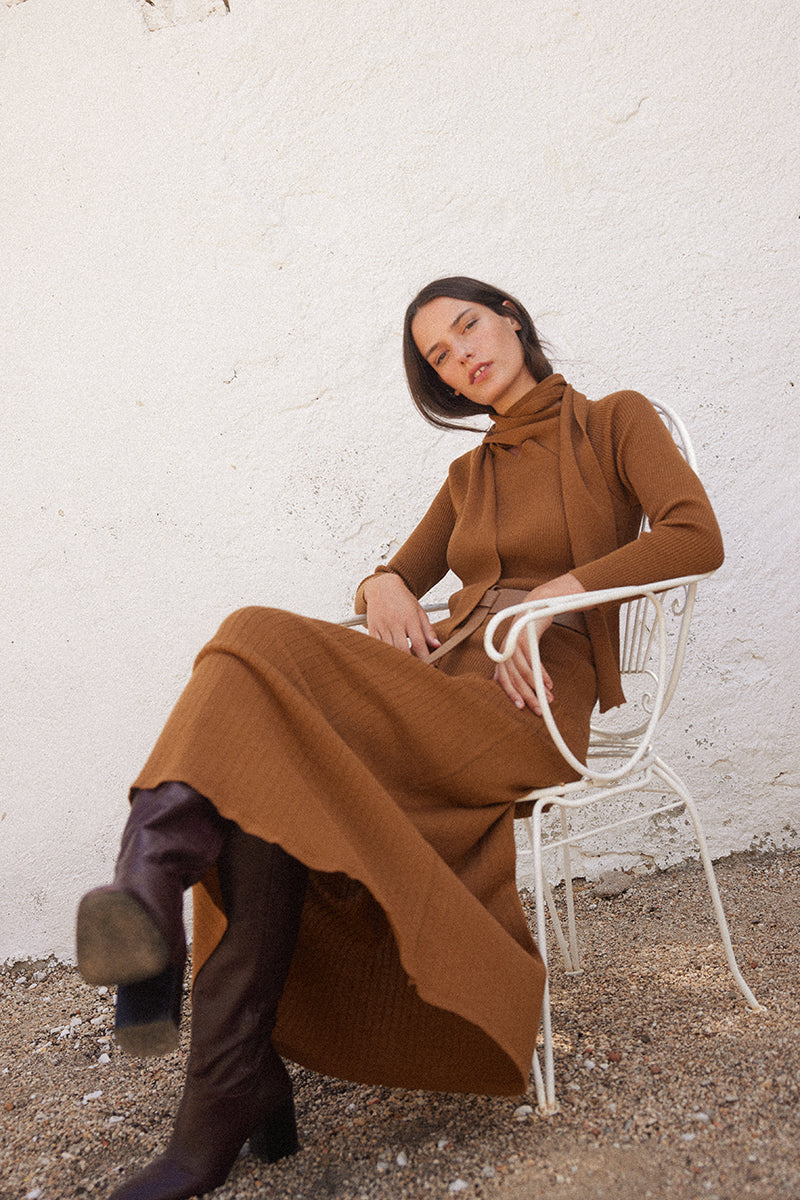 Jersey-cuello-bufanda-color-caramelo 4