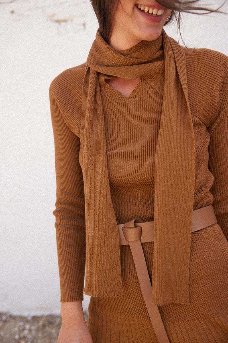 Jersey-cuello-bufanda-color-caramelo 5