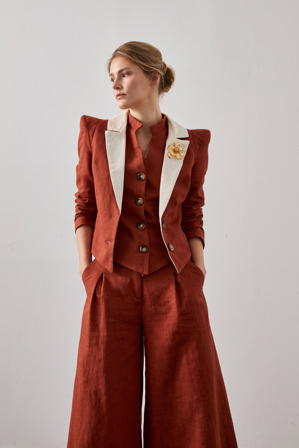 Chaleco en color caldera con cuello mao y detalle a contraste en espalda.