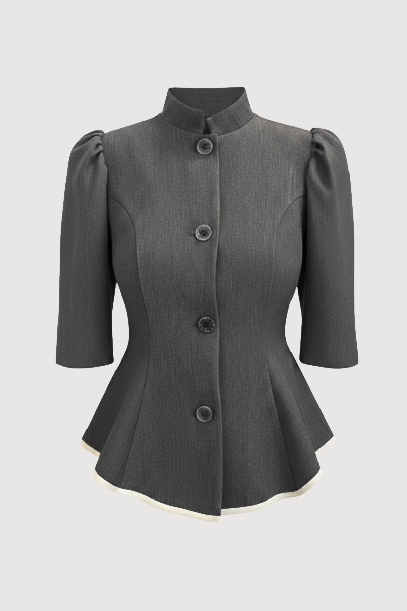 Chaqueta entallada en color gris con vuelo y pinzas en pecho. Tiene hombros rizados, manga corta, cuello mao y detalle a contraste en bajo.