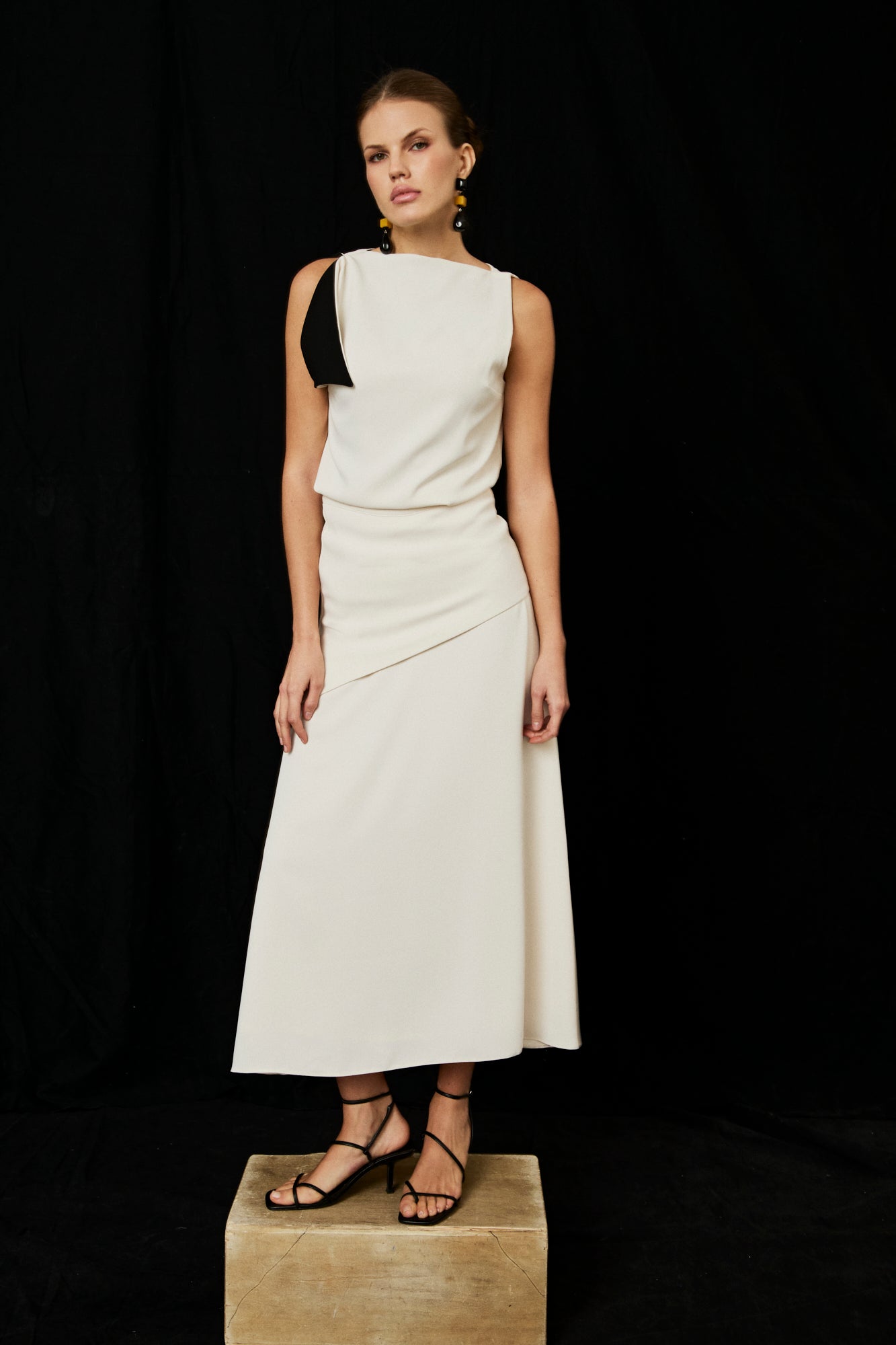 Falda midi crema de corte evasé.