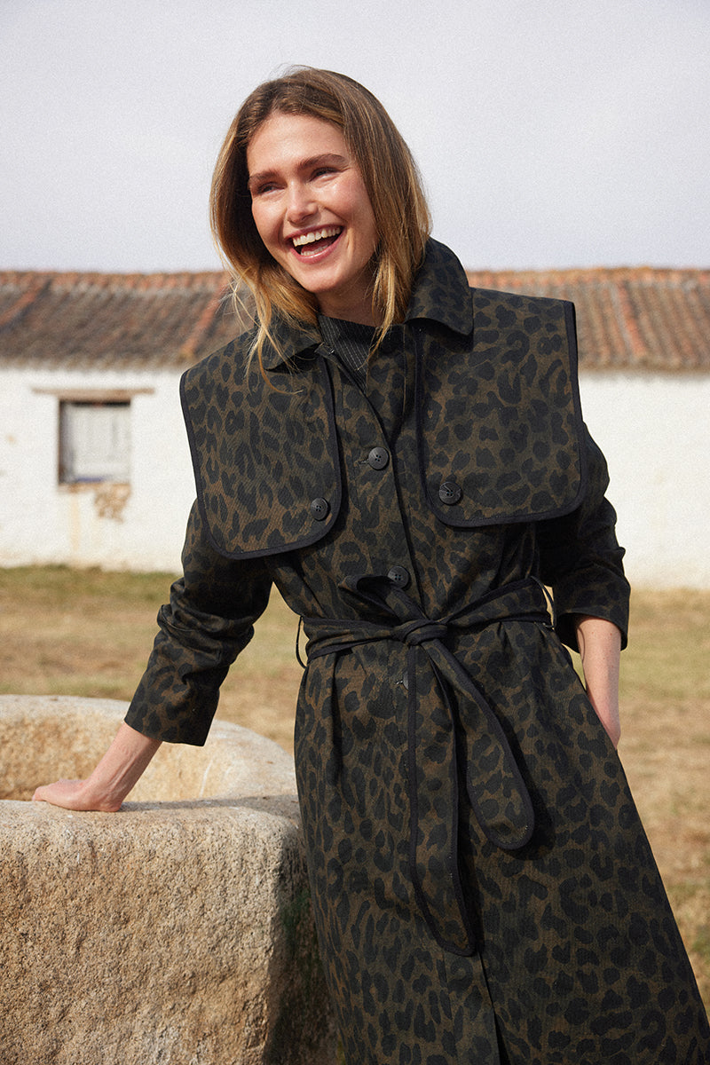 Gabardina de estampado animal print con detalle de vivos a contraste en color negro.