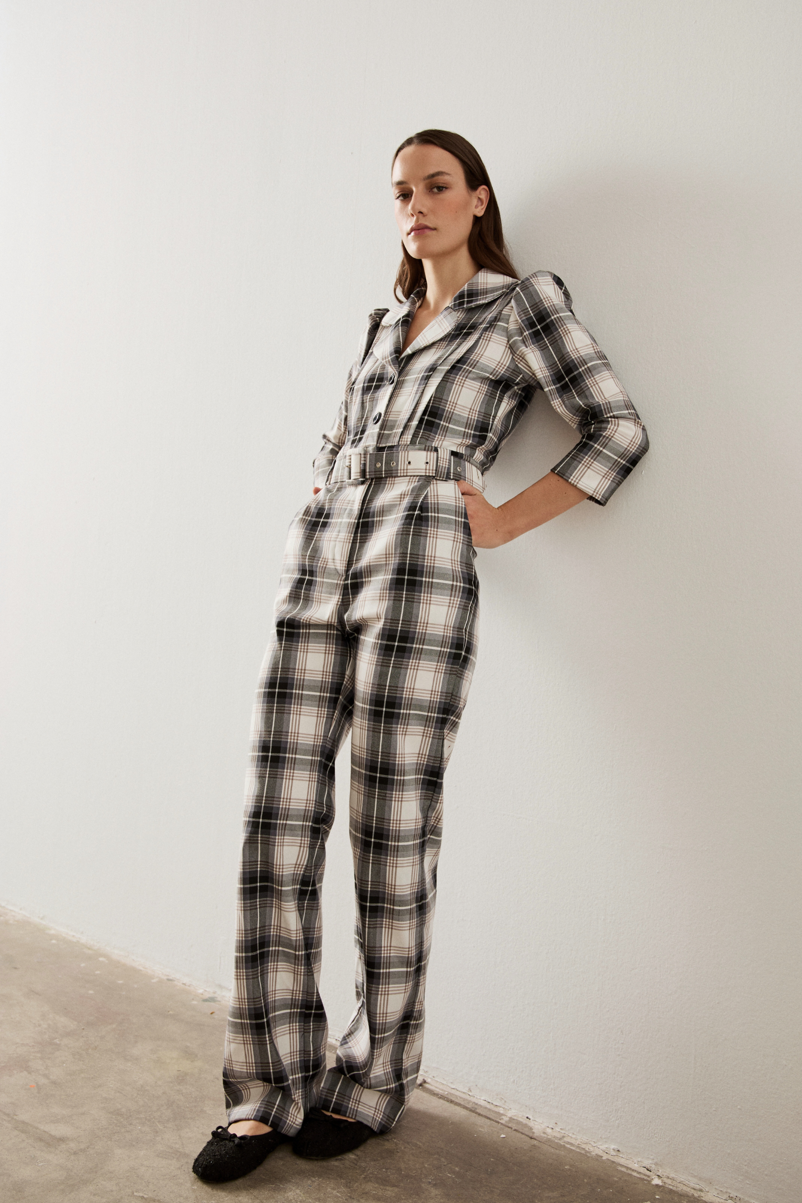 Mono de manga larga abullonada y escote en uve con solapa.