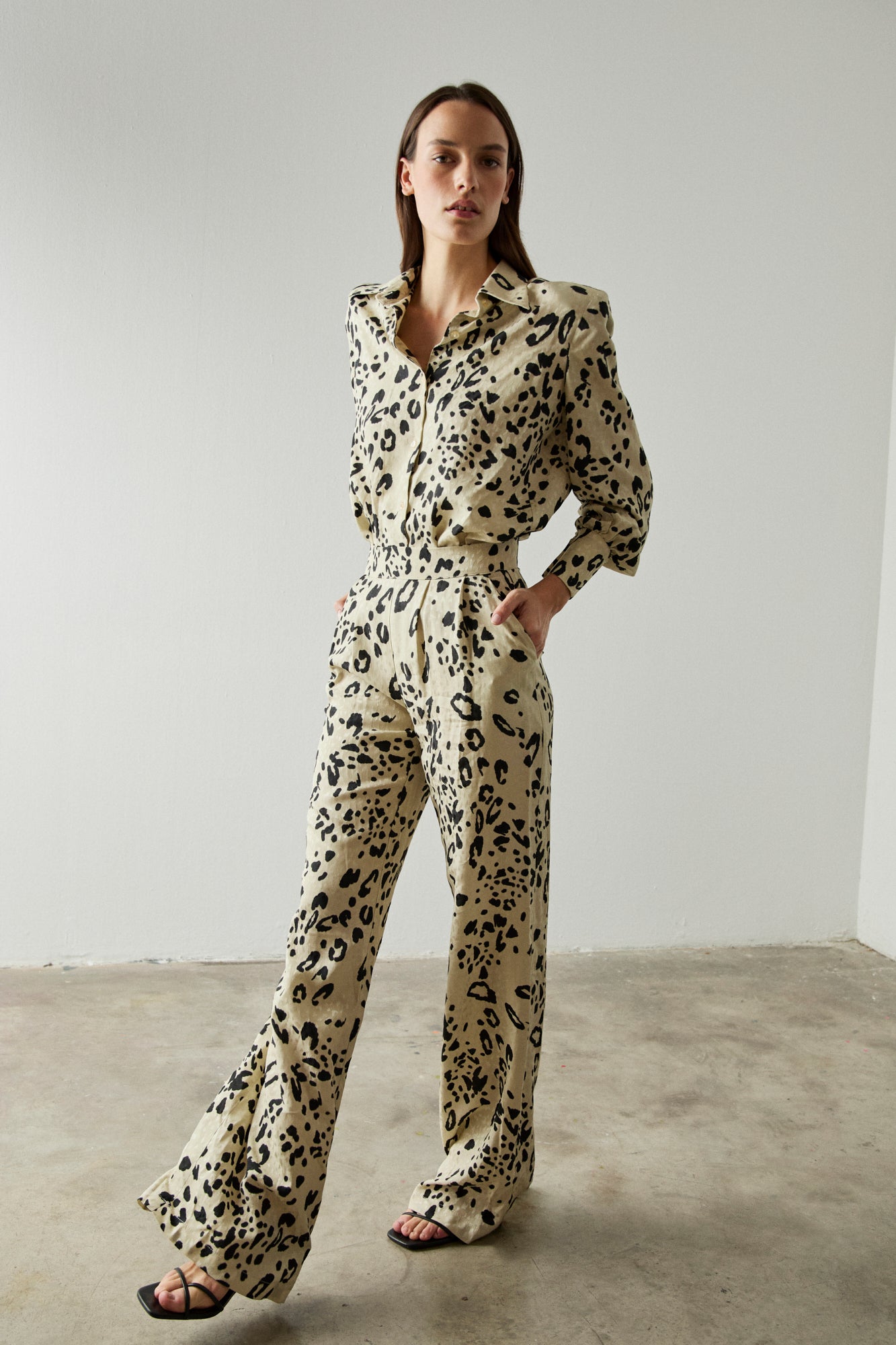 Pantalón estampado en animal print de talle alto con pernera recta y doble pinza delantera