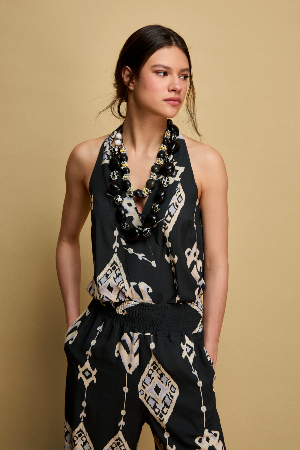 Pantalón fluido recto en color azul marino con cinturilla elástica.