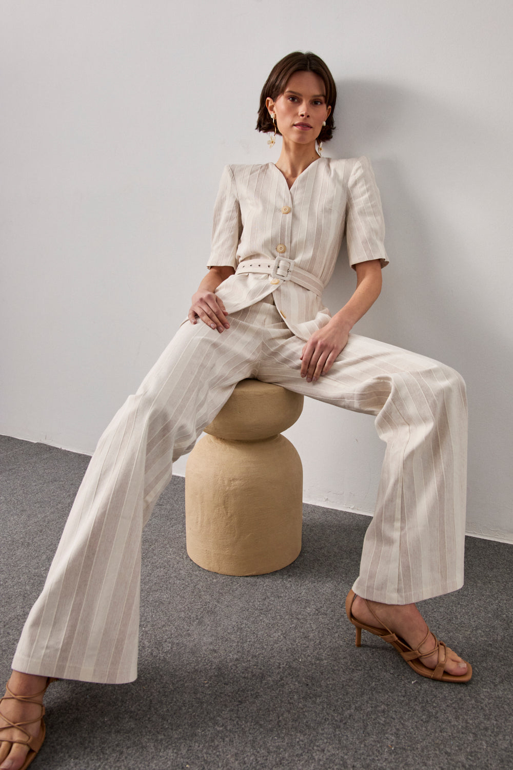 Pantalón de rayas en color crema con talle alto y pernera recta.