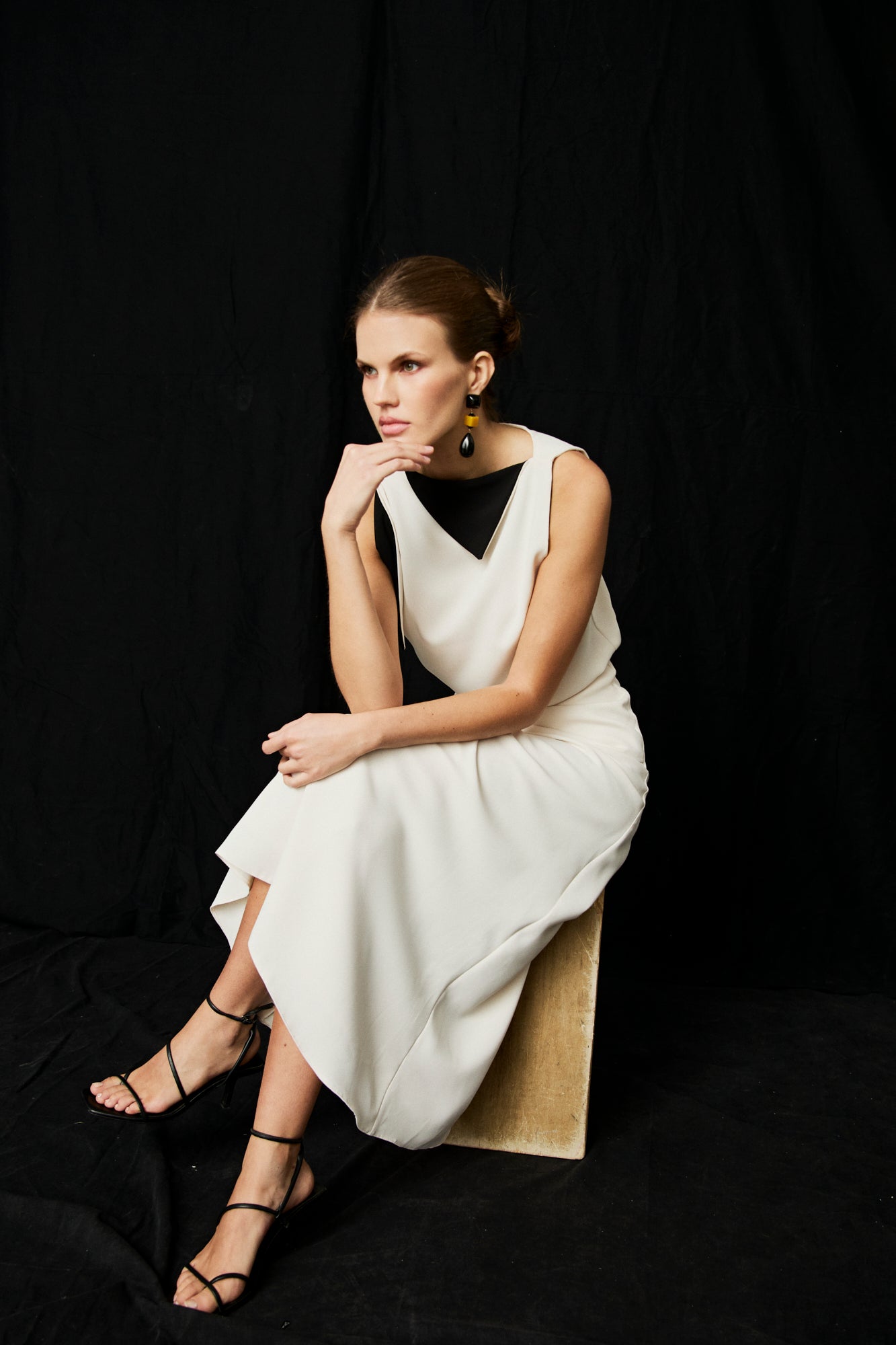 Top sin mangas con piezas multiposición a contraste en cuello y sisa.