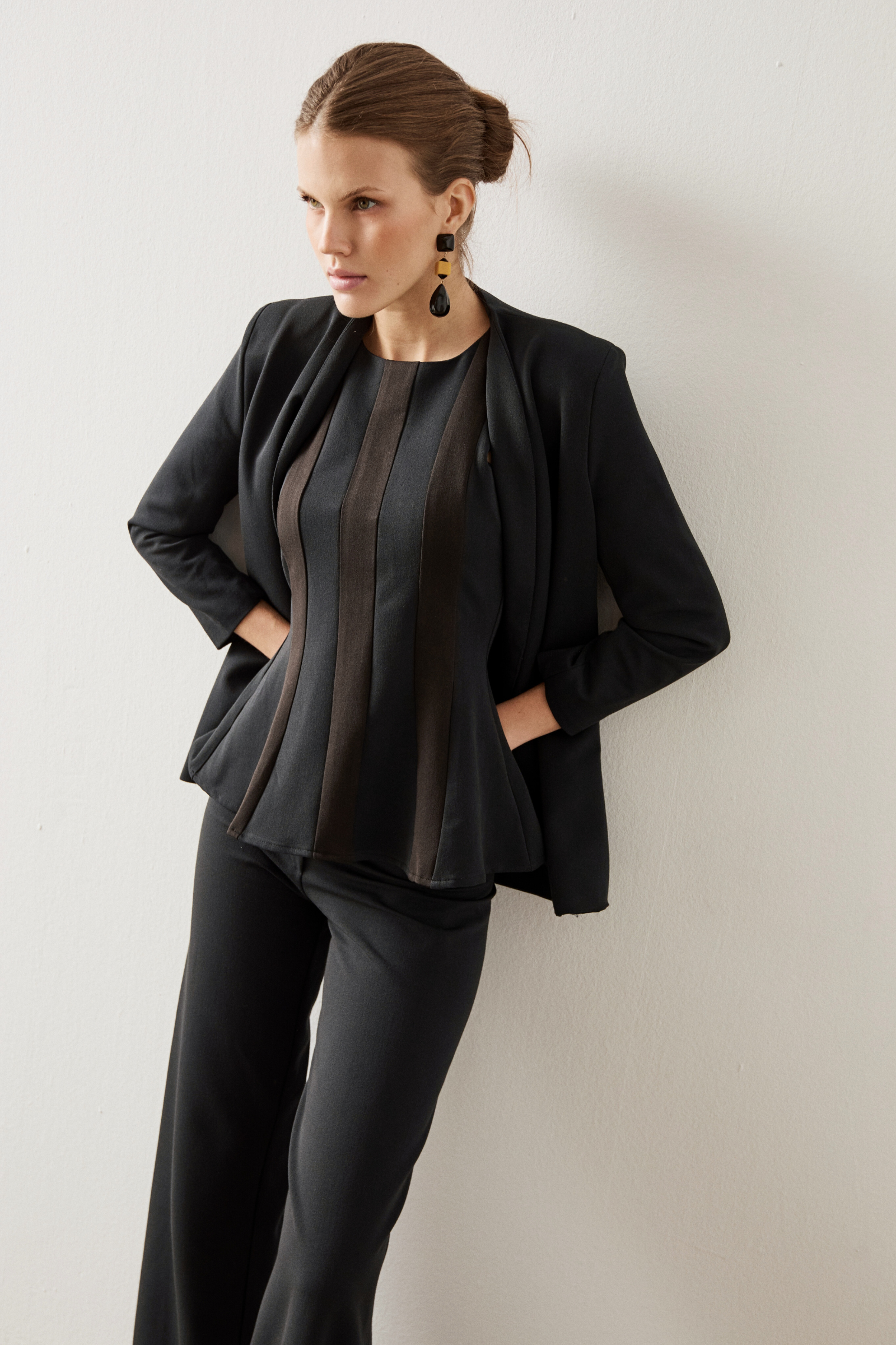 Top sin mangas con rayas en color marino y negro. Este top tiene cuello a la caja y vuelo en la cintura.