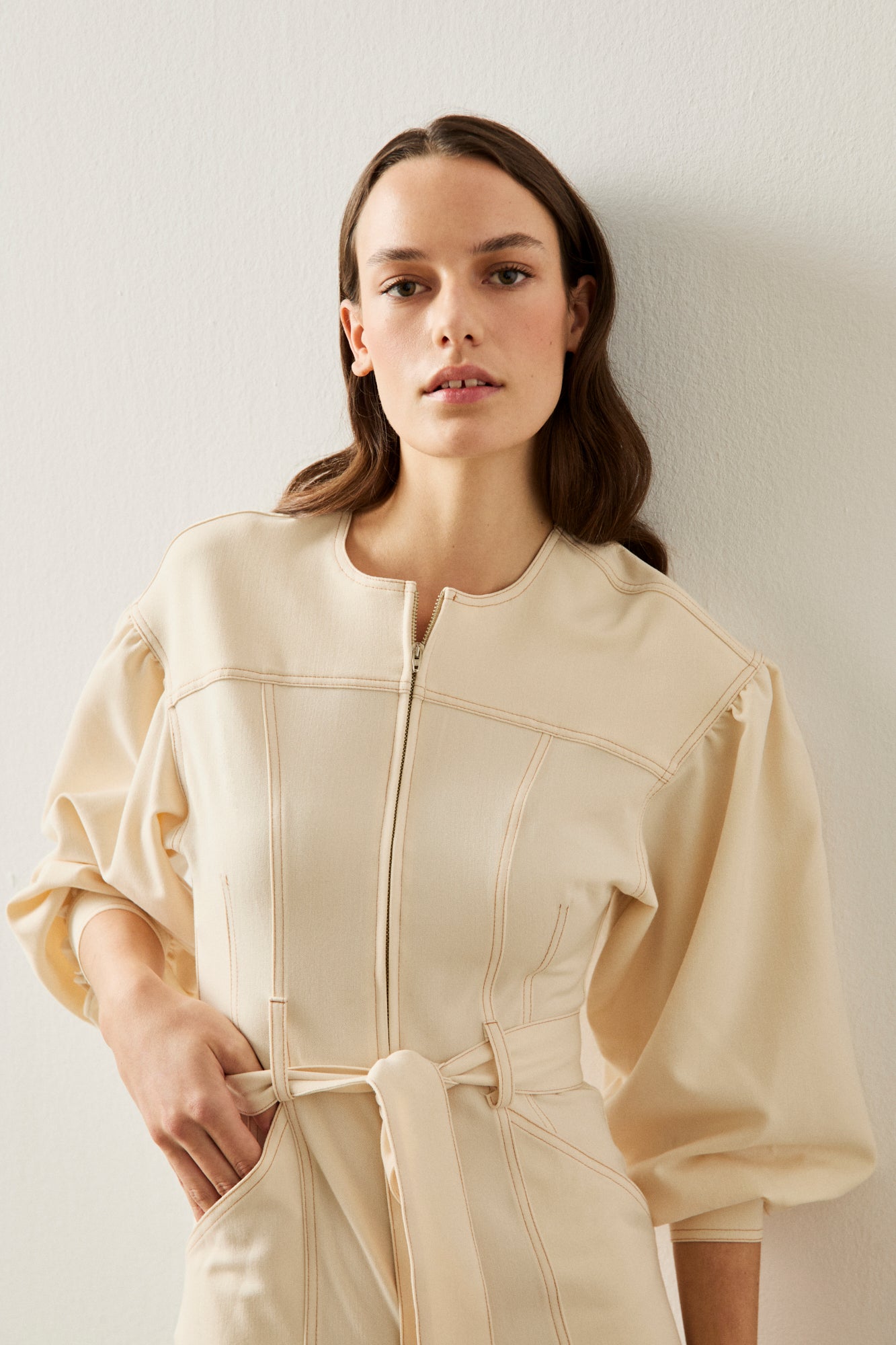 Mono color crema manga abullonada