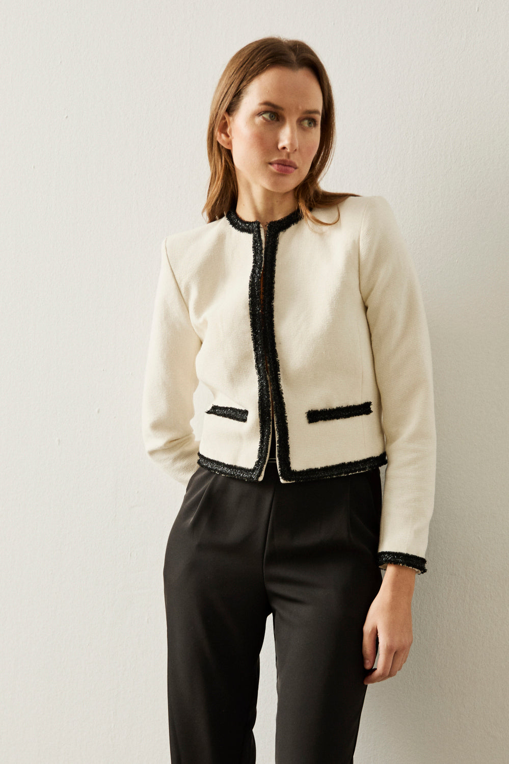 Chaqueta recta en crudo y detalles en negro