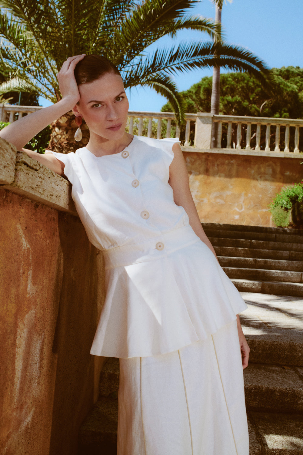 Falda midi de lino blanco y corte elegante