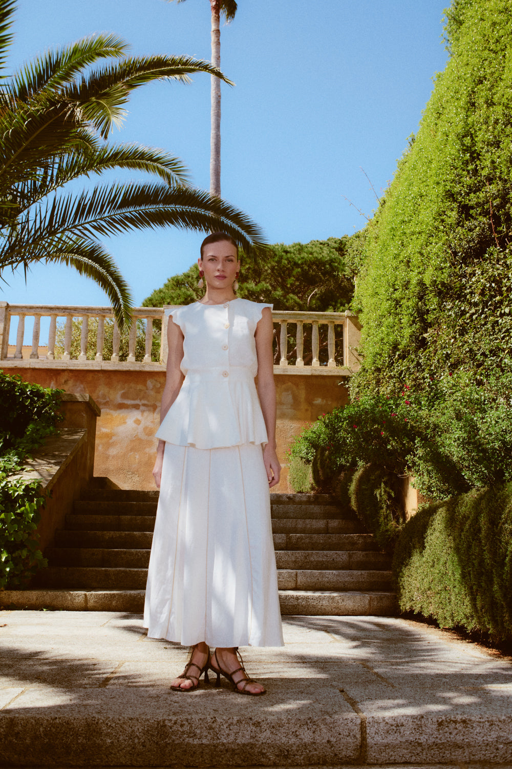 Falda midi de lino blanco y corte elegante