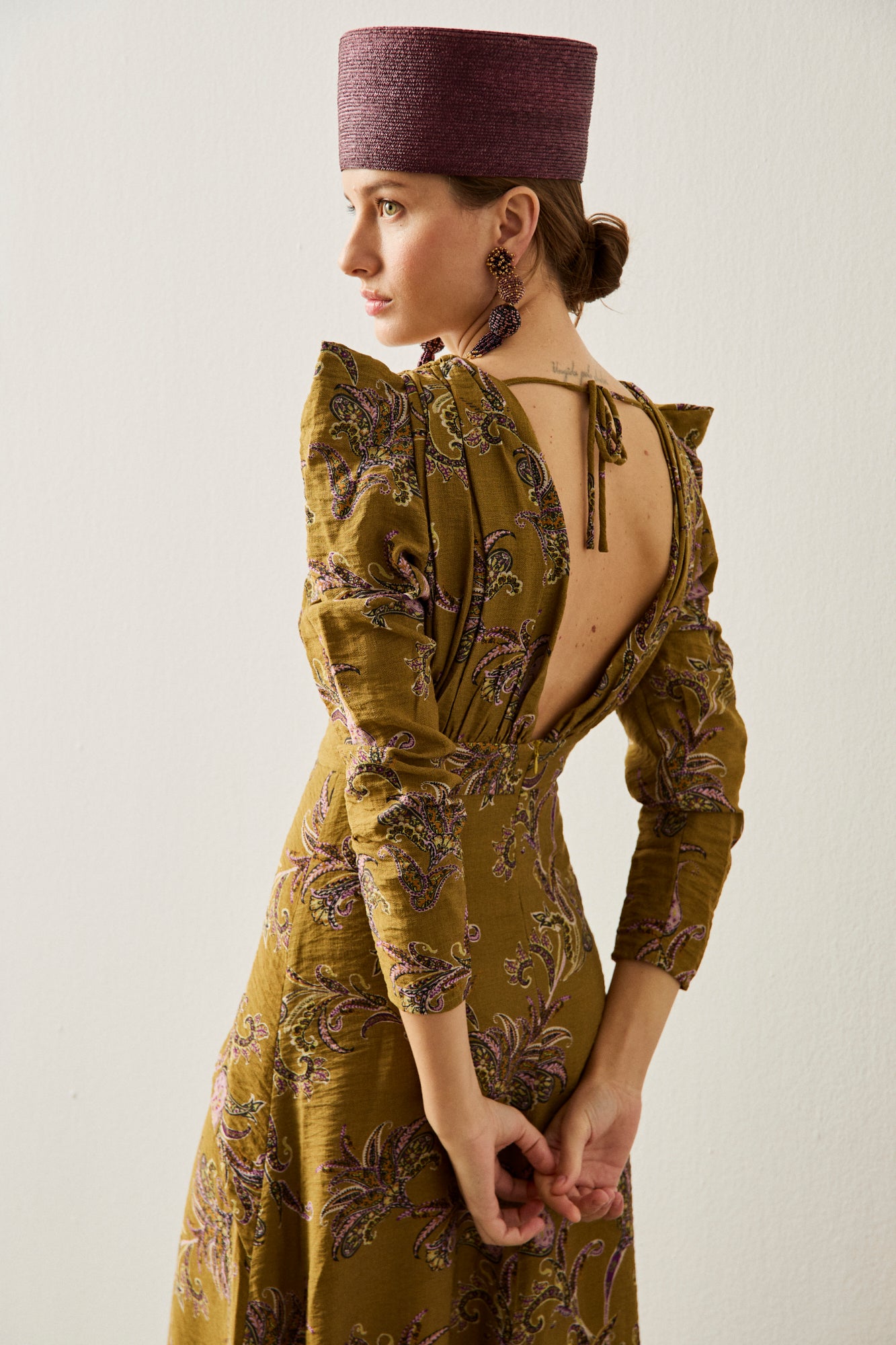 Vestido midi con manga larga estampado en color verde oliva.