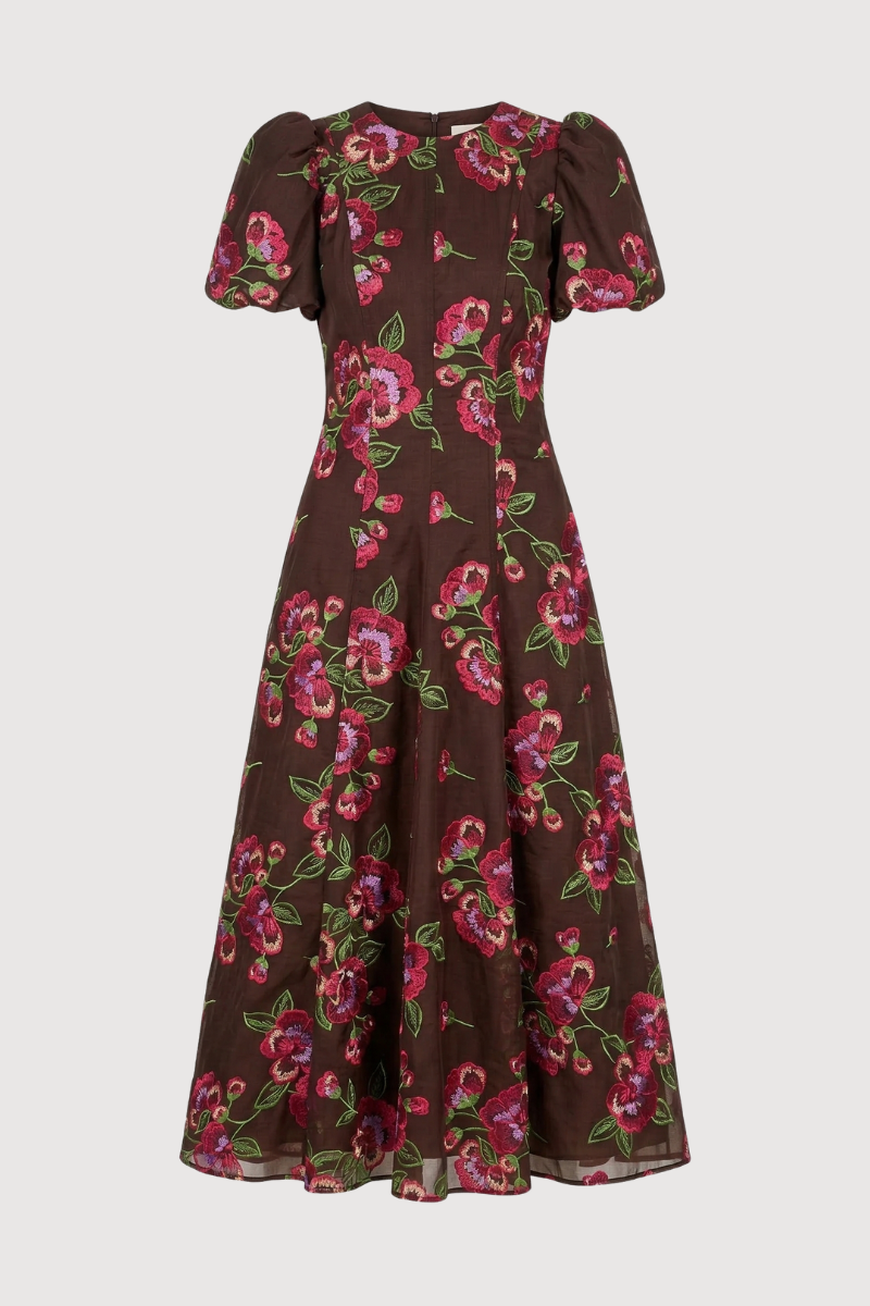 Vestido midi confeccionado en organza marrón con flores bordadas. Tiene cuello a la caja y manga corta abullonada.