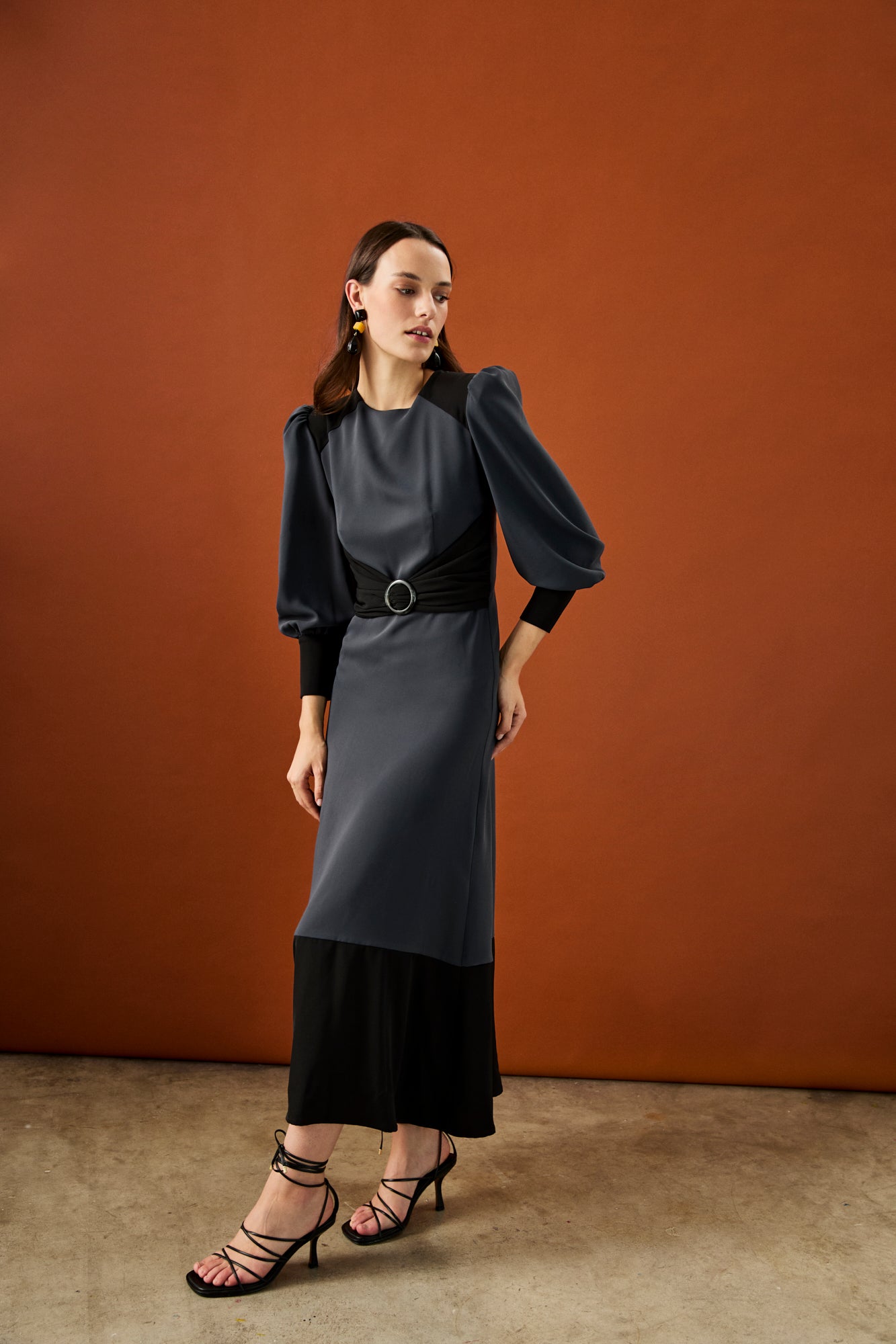 Vestido midi de manga larga en color azul con detalles a contraste en hombros, puño y bajo.