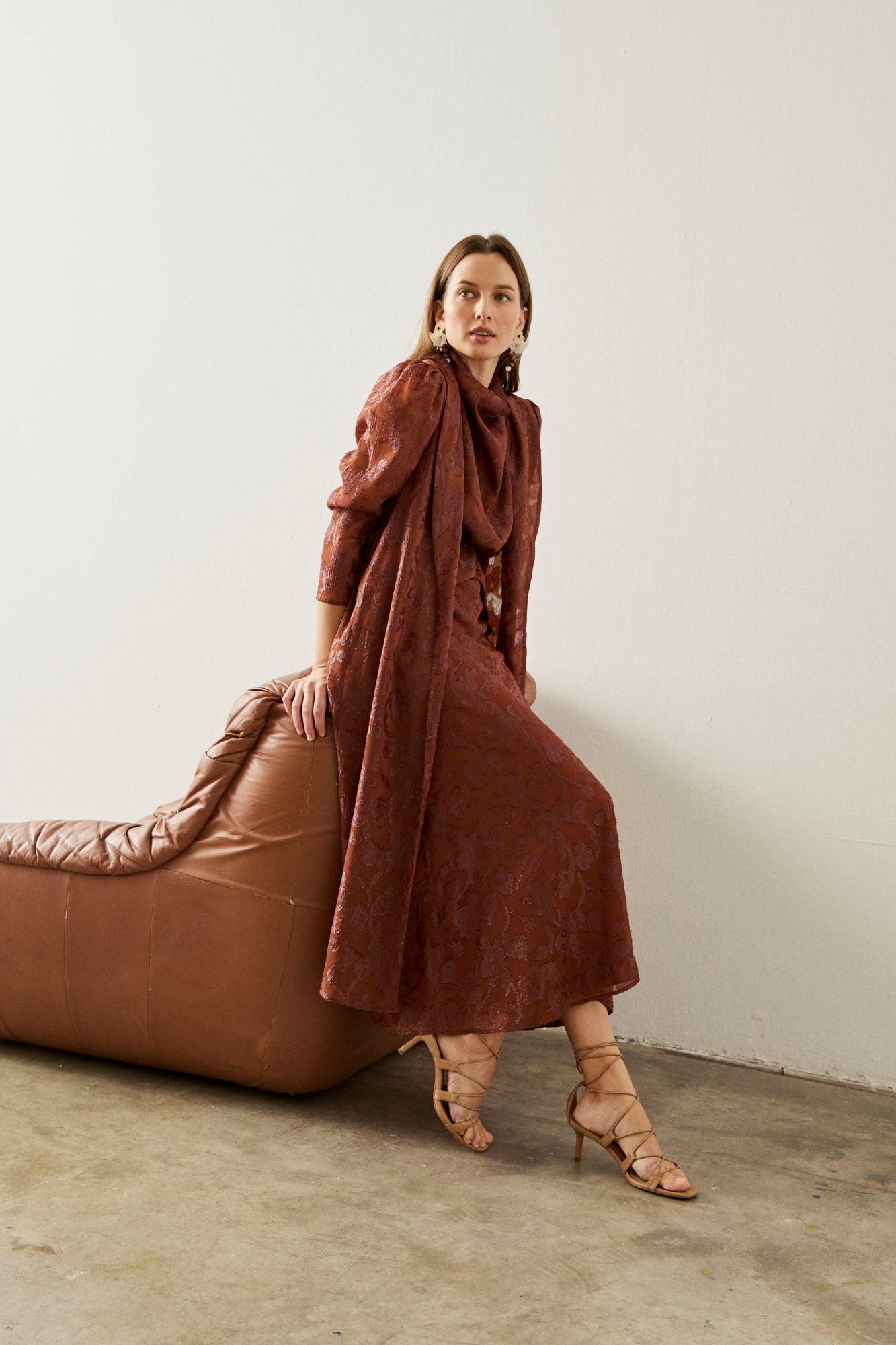 Vestido midi en color teja con detalle de flores y escote drapeado tipo halter.