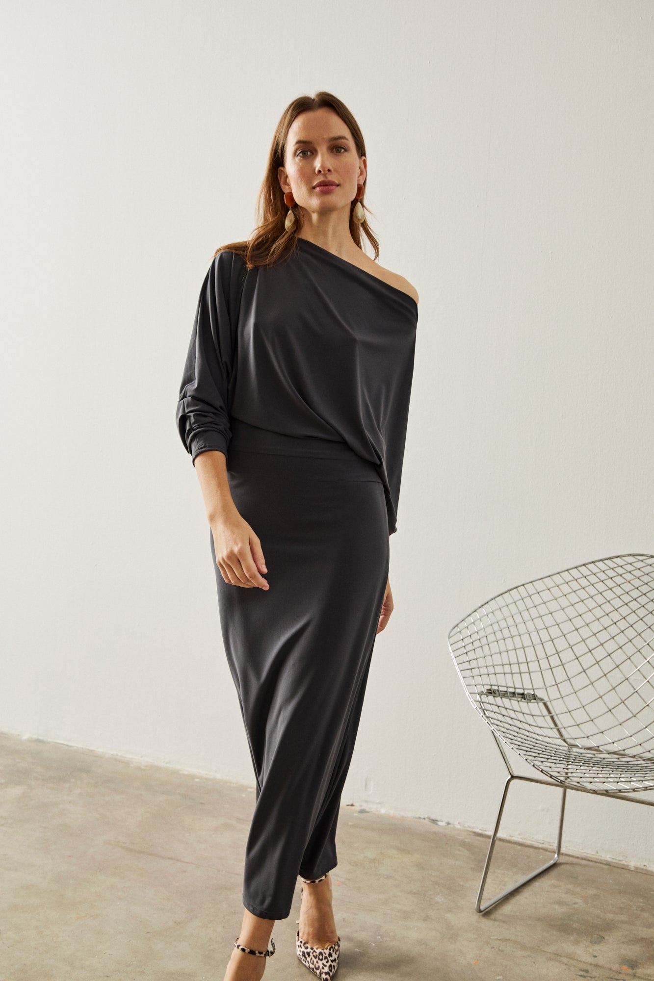 Vestido midi de manga larga en color plomo.