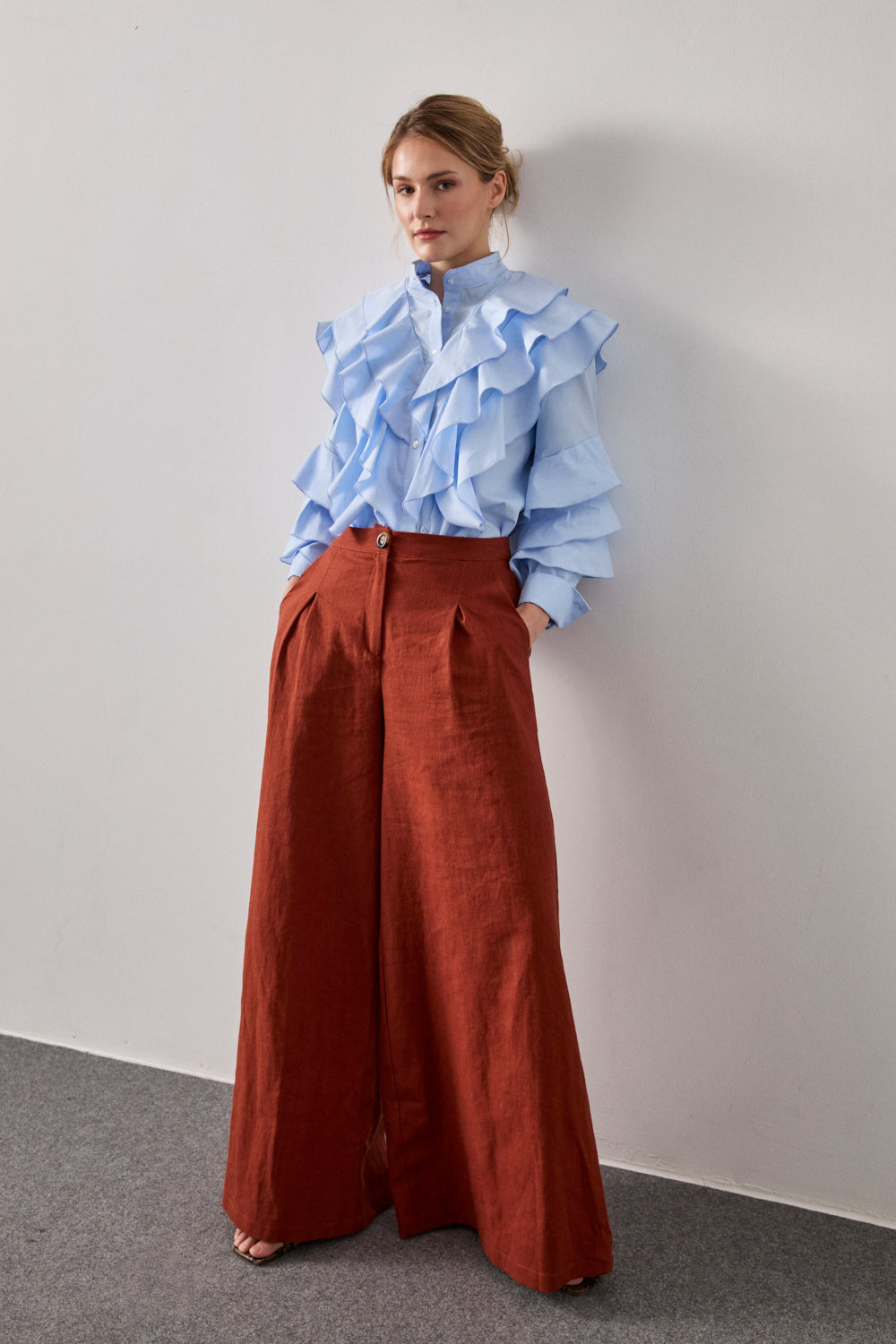 Pantalón palazzo con pinzas en color caldera. Este pantalón de talle alto está confeccionado en lino y algodón.