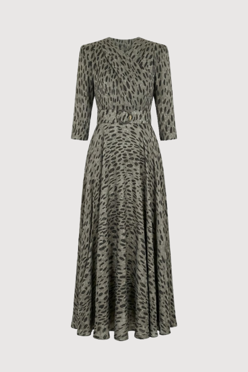 Vestido midi con manga tres cuartos en color gris con manchas negras.