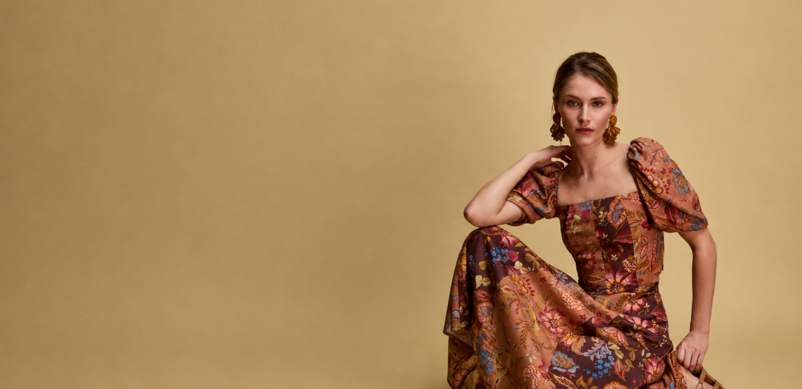 Tendencias de invitada otoño-invierno 2026: colores, siluetas y detalles clave