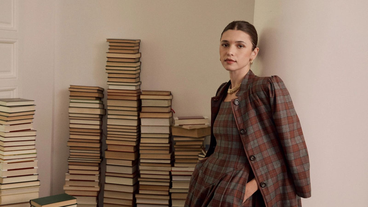 Look de invitada para una boda en diciembre de 2026 con vestido y abrigo de Vogana