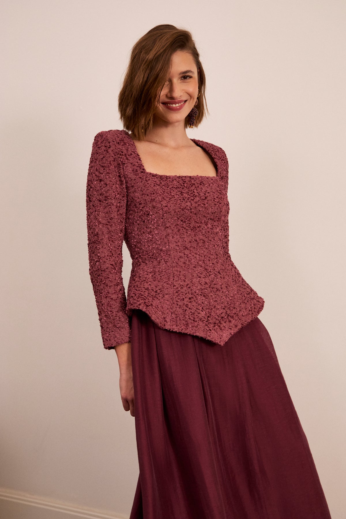 Vestido Leire Cereza para madrina de boda moderna