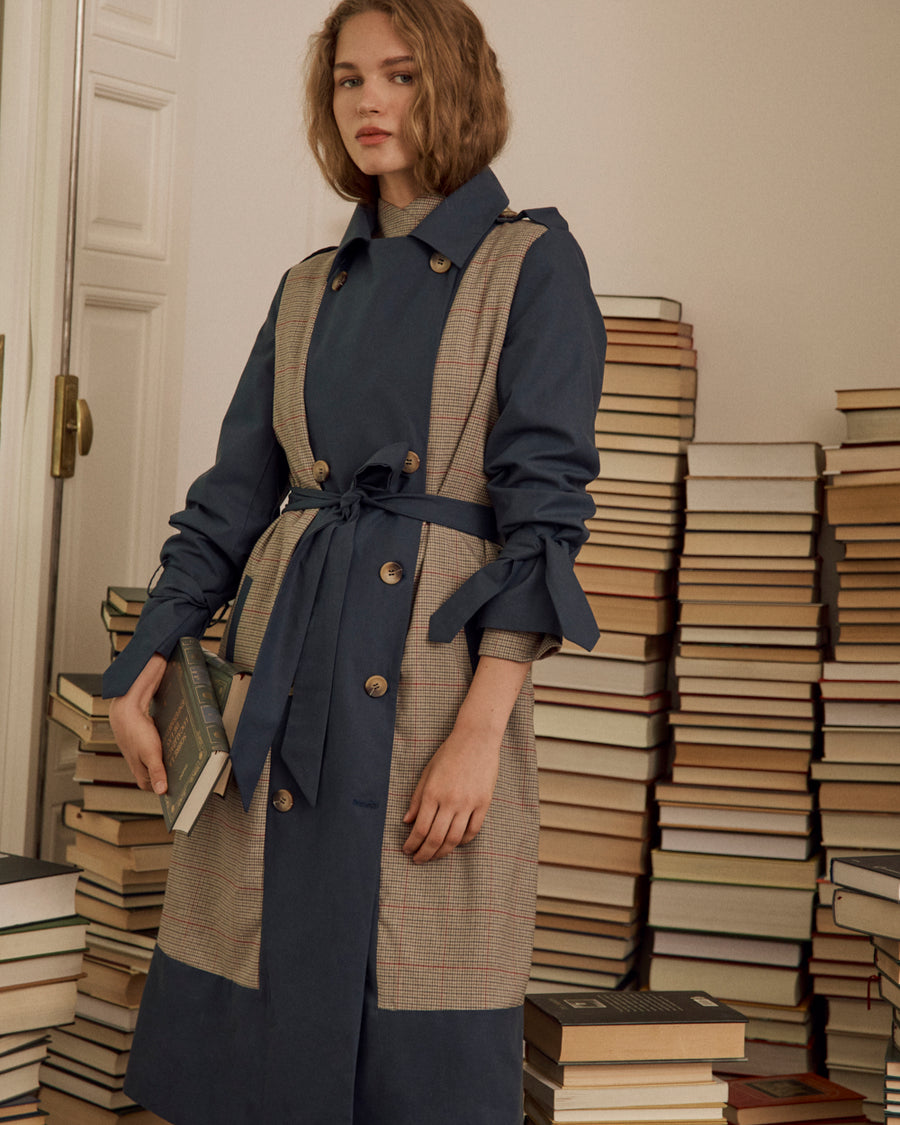 Gabardina Marino con cuadros beige de la colección OFFLINE