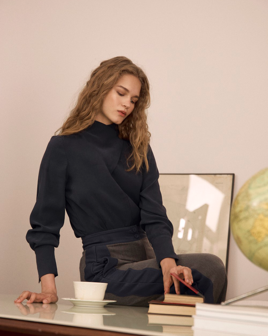 Camisa Marlena Azul con cuello tipo chimenea de Vogana