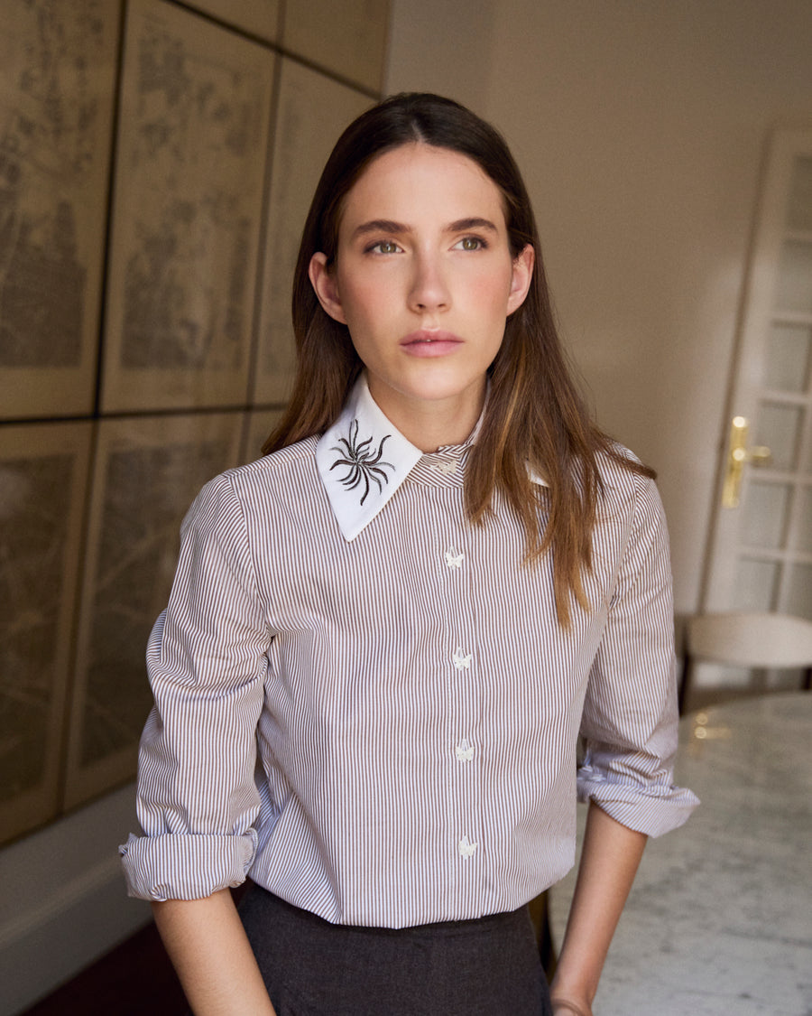 Camisa Rayas Marrón con cuello bordado de Vogana