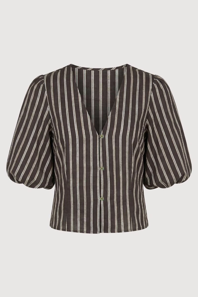 Blusa de rayas en color marron con manga fruncida al codo y escote en uve.