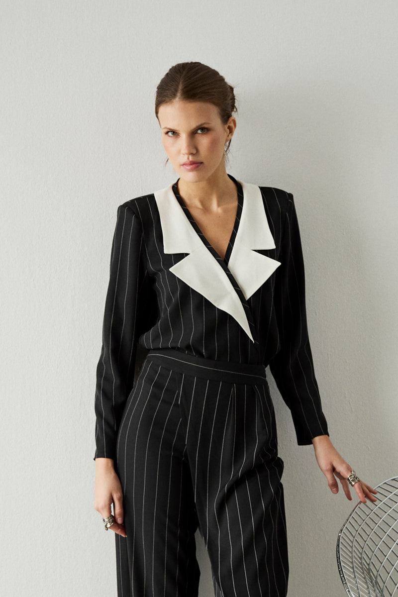 Blusa de manga larga negra con raya diplomática y solapa a contraste.