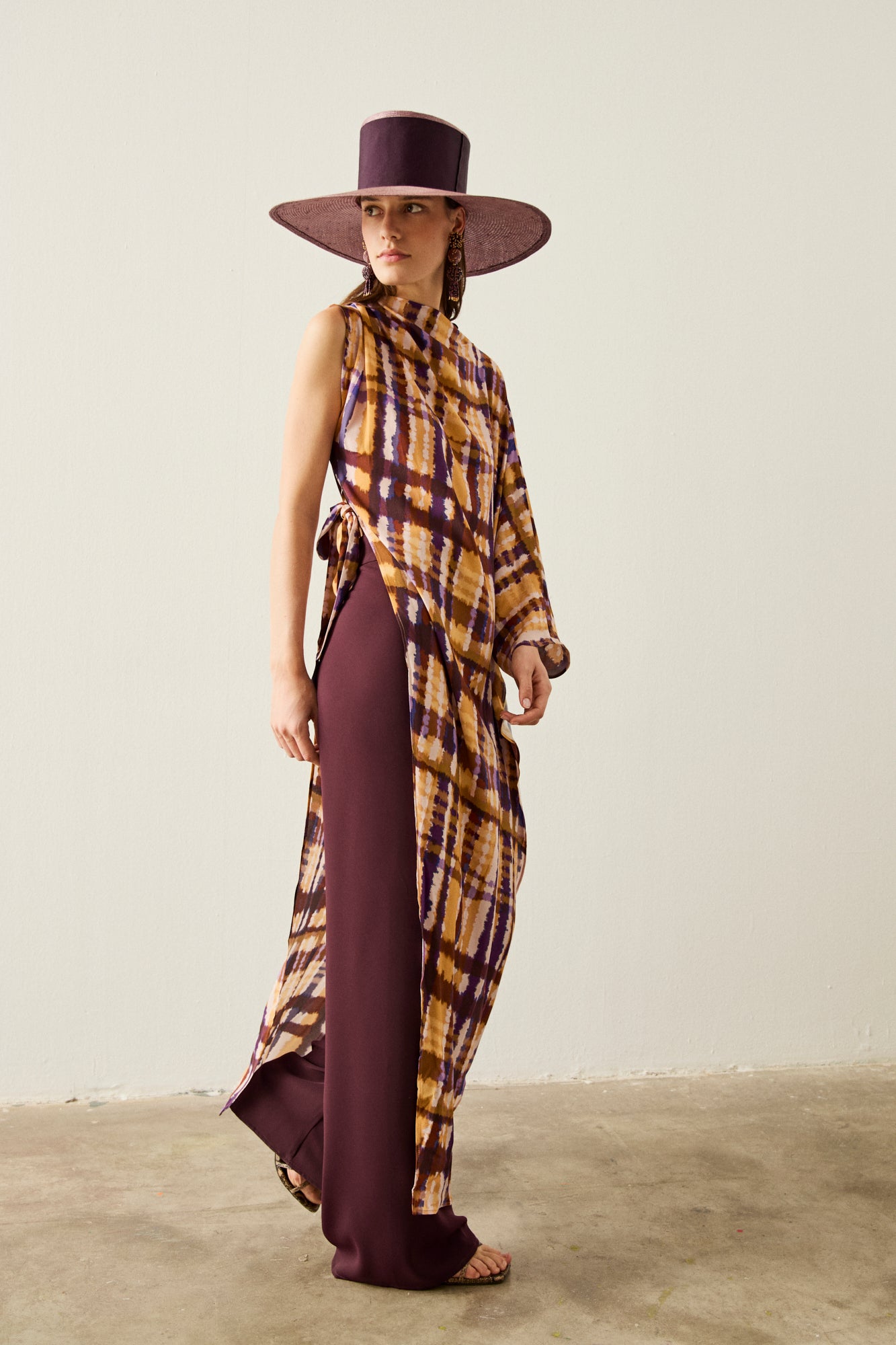 Blusón largo asimétrico de una manga estampado. Tiene lazo en el lateral para ajustar a la cintura.