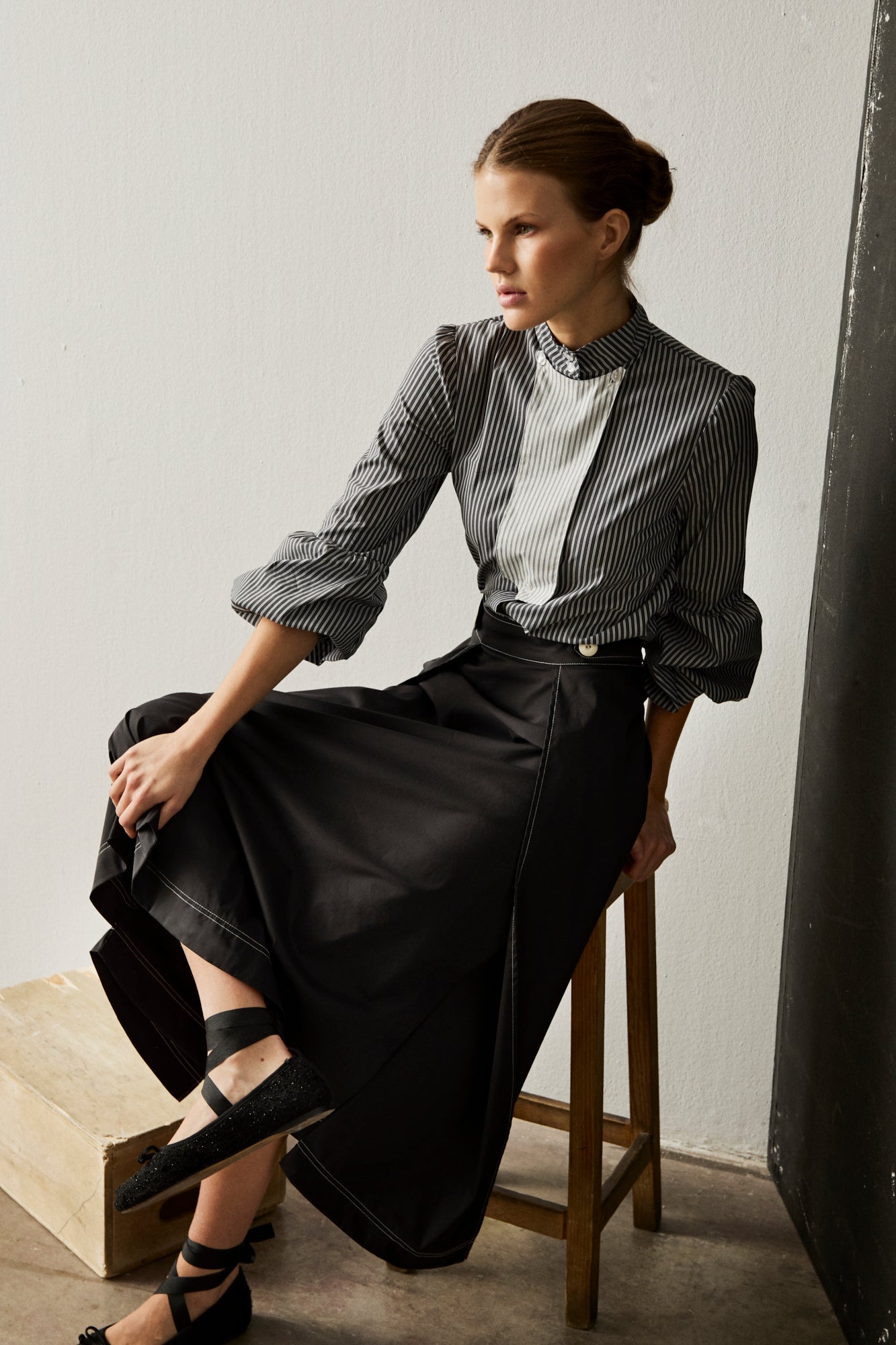 Camisa de rayas  negra y blanca con manga abullonada