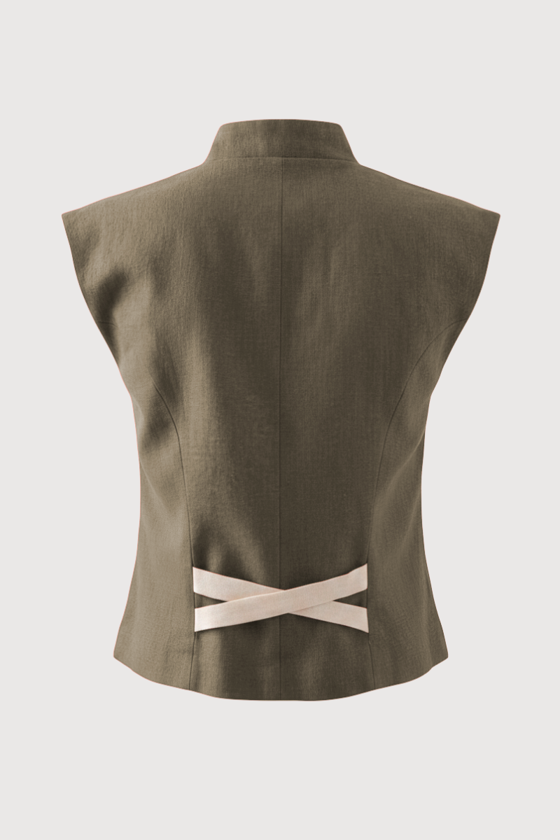 Chaleco en color verde con cuello mao y detalle a contraste en espalda. 