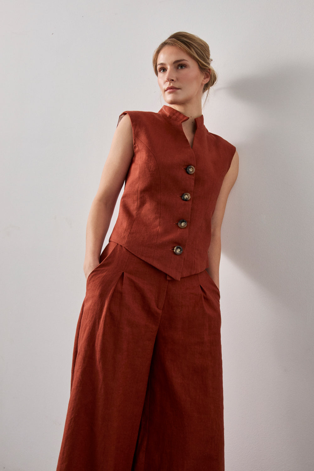 Chaleco en color caldera con cuello mao y detalle a contraste en espalda. 