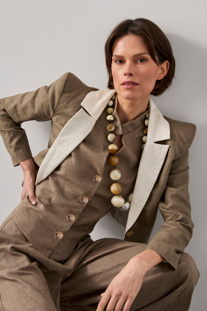 Chaleco en color verde con cuello mao y detalle a contraste en espalda. 