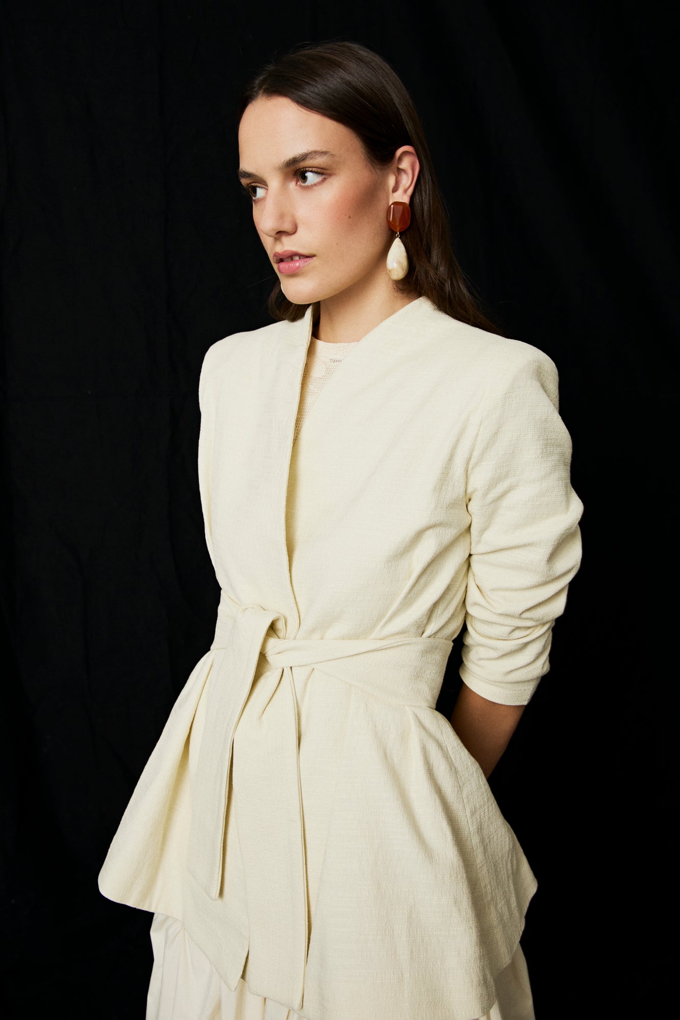 Chaqueta tipo kimono en color crema con cuello subido y manga larga