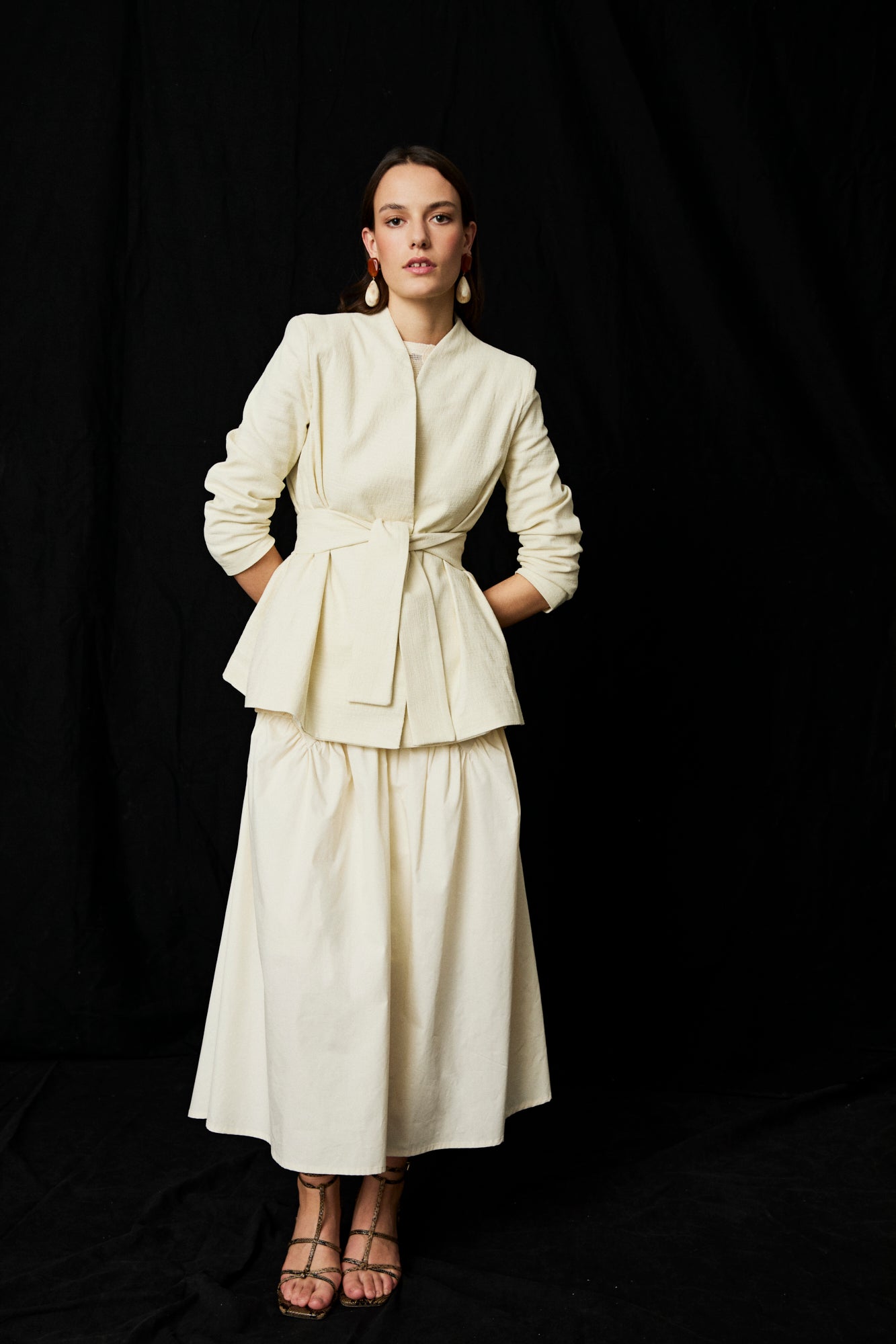 Chaqueta tipo kimono en color crema con cuello subido y manga larga