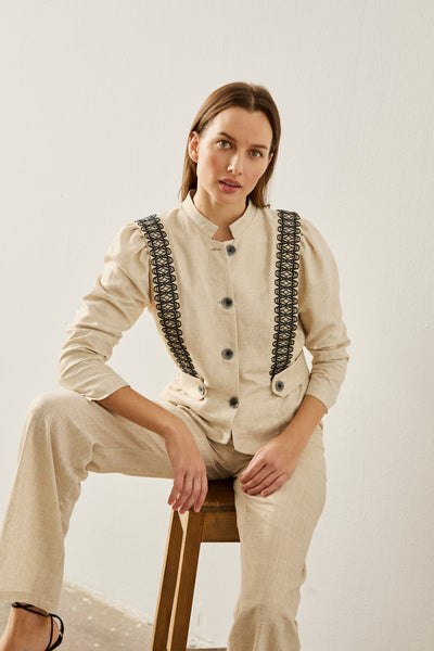 Total Look Miren crema con chaqueta de manga abullonada y pantalón recto