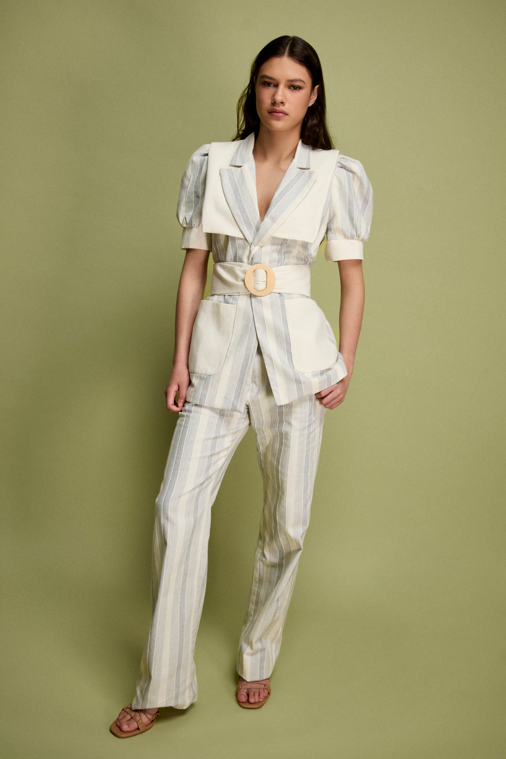 Chaqueta con solapa y pieza en hombro a contraste en color crema y raya gris.