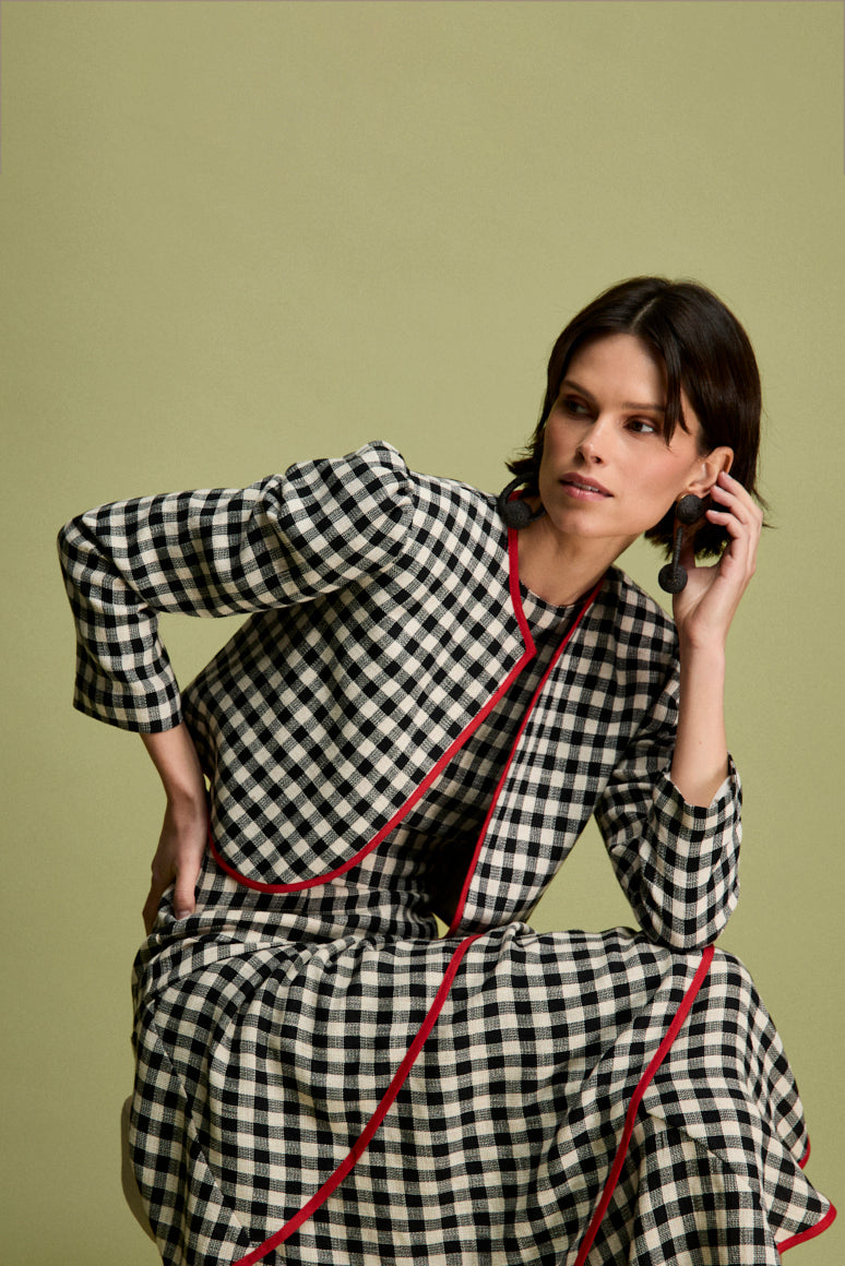 Chaqueta corta vichy viveada en color rojo.