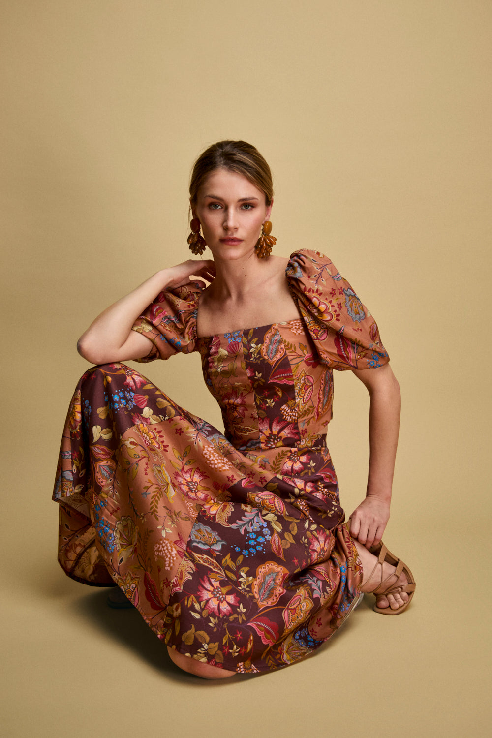 Falda midi con estampado de flores en tonos tierra y corte evasé. 