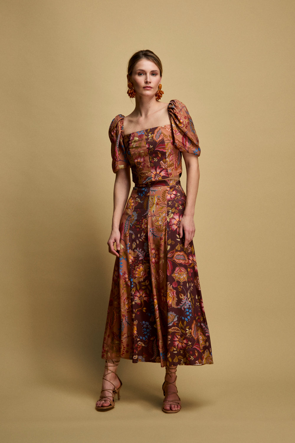 Falda midi con estampado de flores en tonos tierra y corte evasé. 