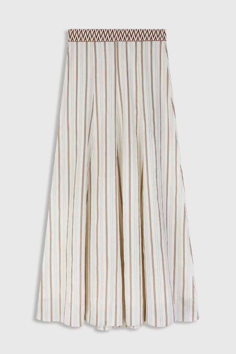 Falda midi de rayas en color crema. Esta falda tiene tiro alto con corte evasé y detalle en cinturilla con dibujo geométrico