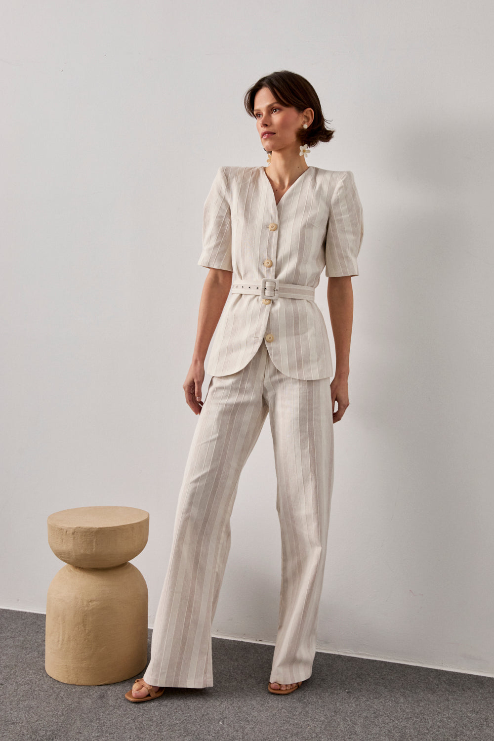 Pantalón de rayas en color crema con talle alto y pernera recta.