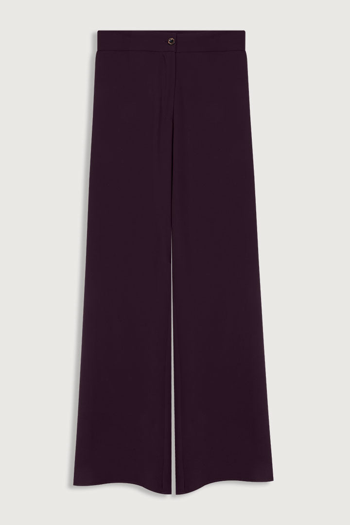 Pantalón largo de talle alto con pernera recta en color berenjena.