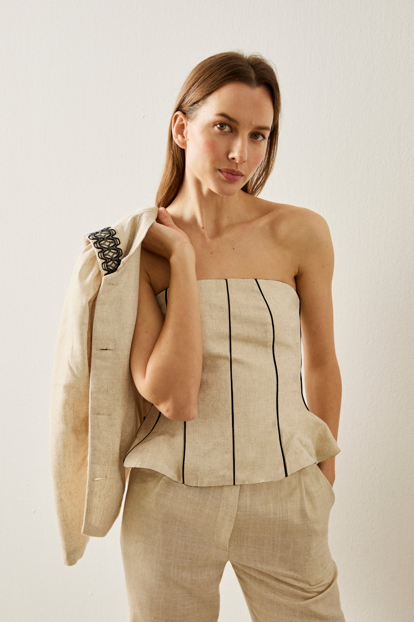 Top palabra de honor en color crema con hilatura dorada.